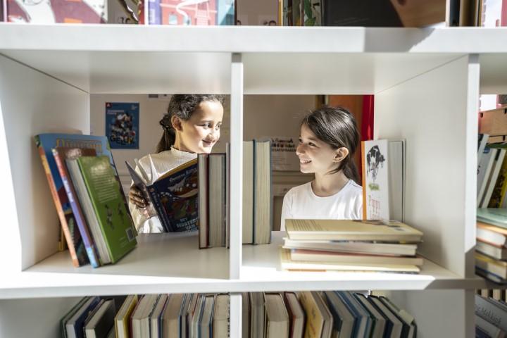 2 leerlingen aan de boekenkast in stedelijke basisschool De Horizon